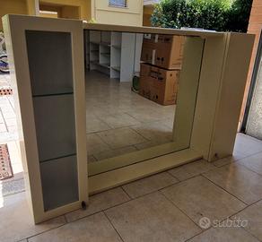 Specchiera da bagno ed armadietti laterali