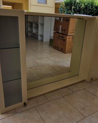 Specchiera da bagno ed armadietti laterali