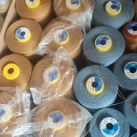 Filati per cucito di vari colori in rocche XL