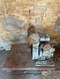 Motore a scoppio antico