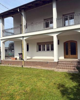 Villetta a schiera di 200 m² con 4 locali e box au