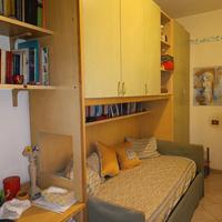 Camera da letto completa e scrivania sedia e menso