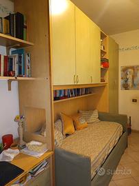 Camera da letto completa e scrivania sedia e menso