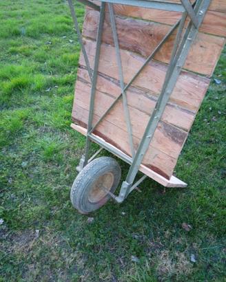 carriola in legno e ferro