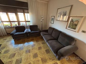 divano poltrone tavolino soggiorno