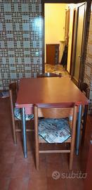 tavolo cucina allungabile e quattro sedie
