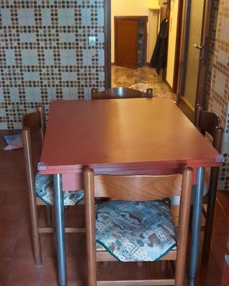 tavolo cucina allungabile e quattro sedie