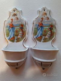 Due acquasantiere da muro in ceramica