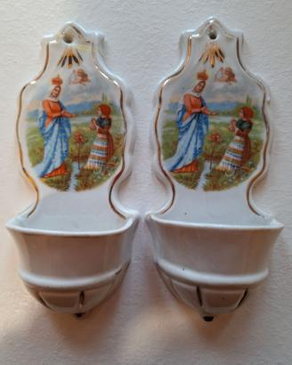 Due acquasantiere da muro in ceramica
