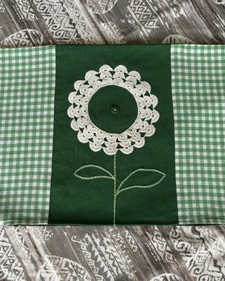 Cuscino con inserto vintage all’uncinetto