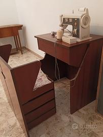 Macchina da cucire Singer con mobile