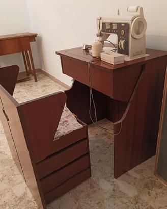Macchina da cucire Singer con mobile