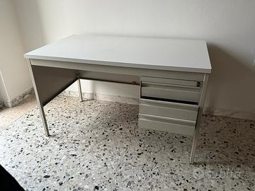 Scrivania ufficio con cassettiera e chiave