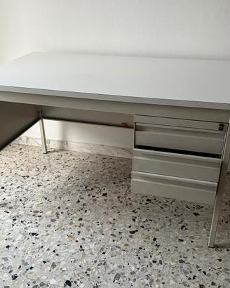 Scrivania ufficio con cassettiera e chiave