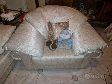 Divano e coppia di poltrone