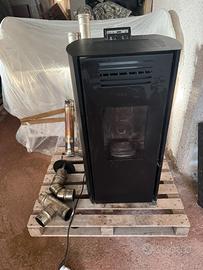 Stufa a pellet TRATTO 9 ad aria calda ventilata