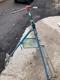 Cavalletto pieghevole con morsa per idraulici