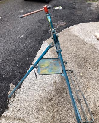 Cavalletto pieghevole con morsa per idraulici