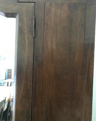 Armadio antico in legno noce