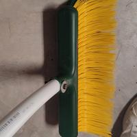 scopa nuova per pulizia prato