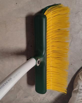 scopa nuova per pulizia prato