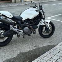 Ducati monster 696 plus