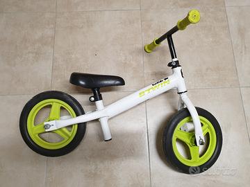 bicicletta senza pedali per bambini piccoli
