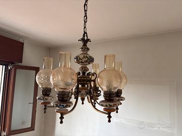 Lampadario vintage in ceramica, vetro e ottone