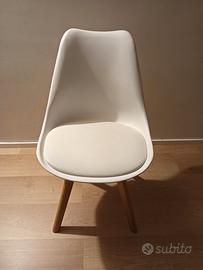 Sedia con piedi in legno