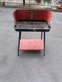 Barbecue usato in metallo con griglia e ripiano