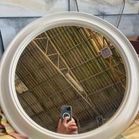 Specchio tondo con cornice in sintetico