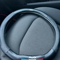 Coprivolante Audi in pelle fibra di carbonio