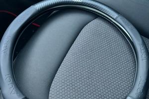 Coprivolante Audi in pelle fibra di carbonio