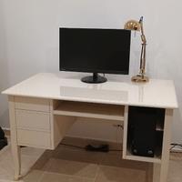 Scrivania nuova di legno colore avorio