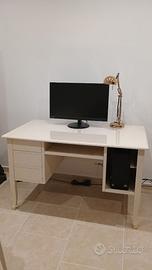 Scrivania nuova di legno colore avorio