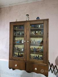 Bacheca con collezione di mini profumi originali