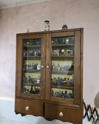Bacheca con collezione di mini profumi originali