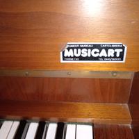 pianoforte a muro