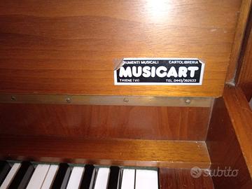 pianoforte a muro