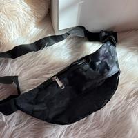 Marsupio nero con fantasia mimetica tono su tono