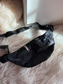 Marsupio nero con fantasia mimetica tono su tono