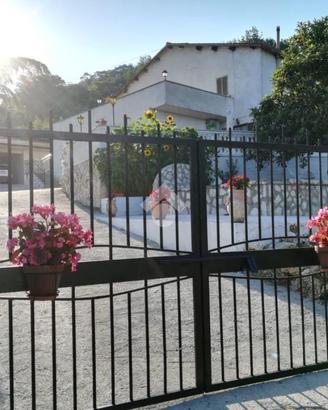 VILLA SINGOLA A CASTELNUOVO DI FARFA