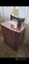 Macchina da cucire vintage Elettra  su mobile 