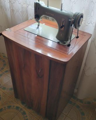 Macchina da cucire vintage Elettra  su mobile 