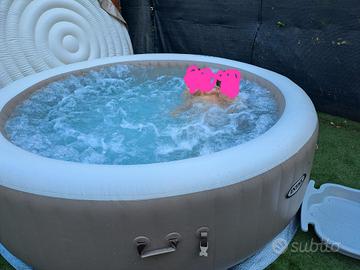 piscina gonfiabile con idromassaggio