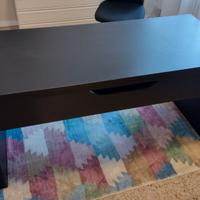 Scrivania nera con piano estraibile Malm di IKEA