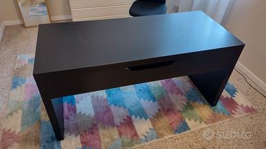 Scrivania nera con piano estraibile Malm di IKEA
