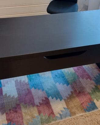 Scrivania nera con piano estraibile Malm di IKEA