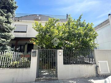 VILLA A SCHIERA A CANOSA DI PUGLIA