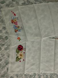 2 asciugamani di lino,ricamati a mano a punto croc